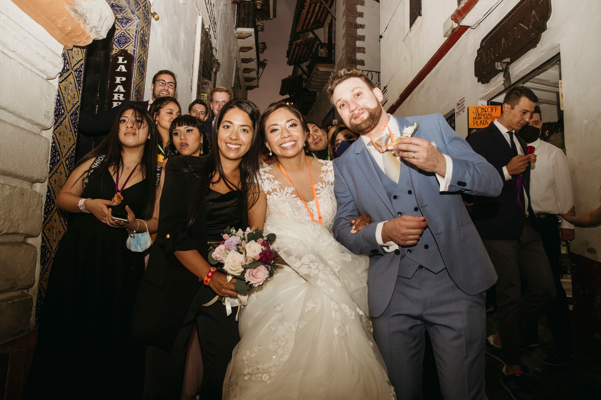 Boda en calle pintoresca