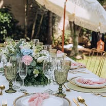 Detalle de mesa con flores