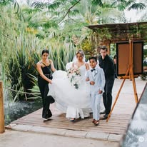 Novia caminando hacia la ceremonia