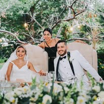 Pareja de novios en su boda
